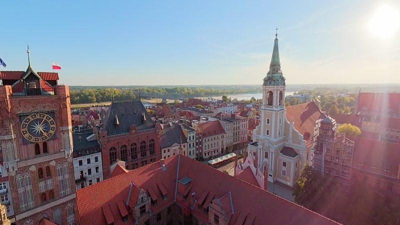 Kadr z filmu 360°: Kasza, poczta i krzywa wieża — Toruń z lotu ptaka
