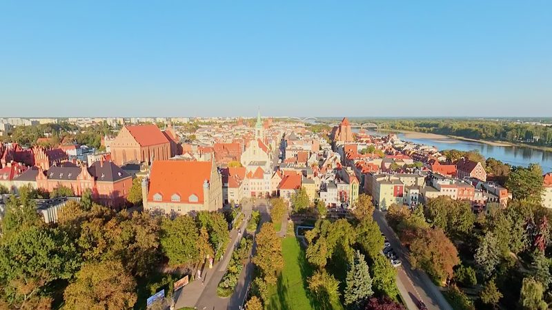 Kadr z filmu 360°: Kościół udający dom i Dwór Artusa — Toruń z lotu ptaka