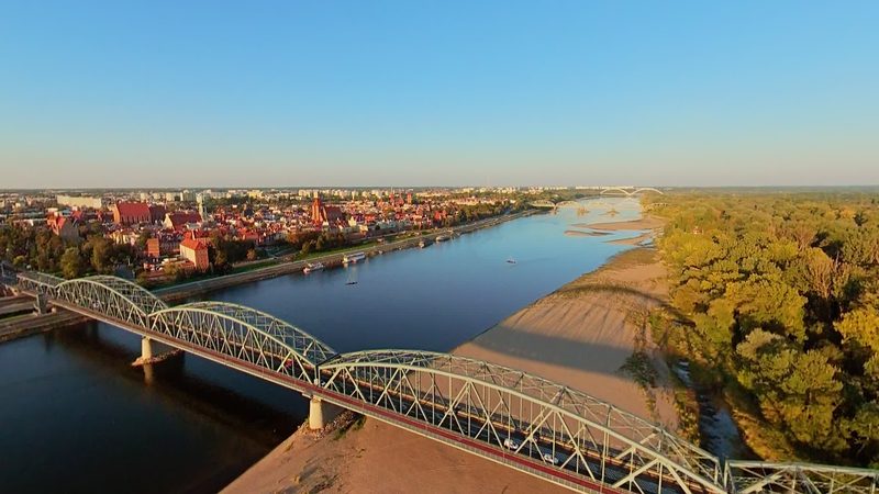 Kadr z filmu 360°: Nieszawa i Zamek Dybowski — Toruń z lotu ptaka