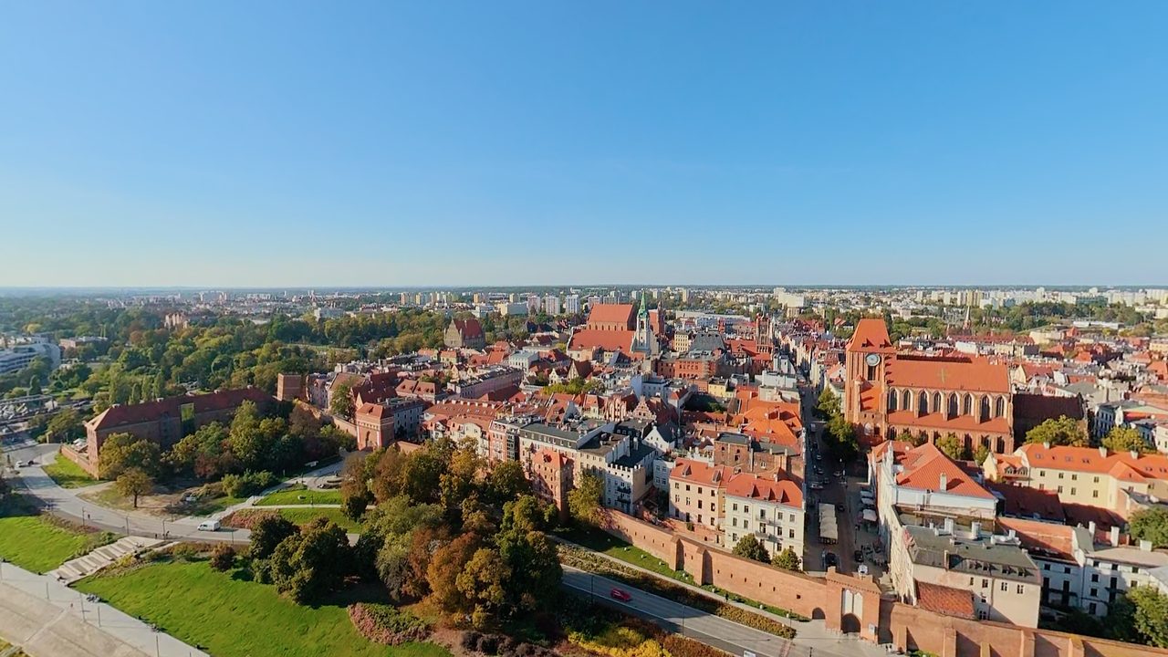 Kadr z filmu 360°: Kościół udający dom i Dwór Artusa — Toruń z lotu ptaka